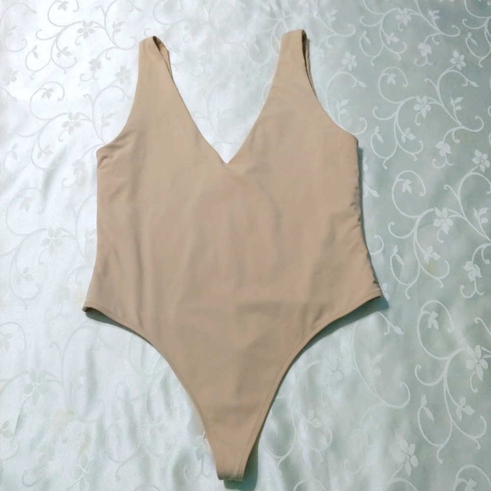Aritzia Babaton Contour V Neck Body Suit